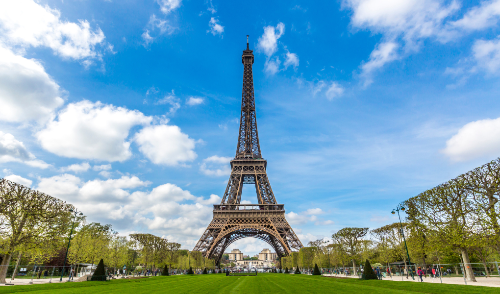 Chauffeur VTC Privéo pour un transfert rapide et fiable entre Creil et l'aéroport Roissy CDG.
